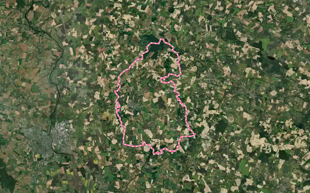 Vue satellite de Gennes-Longuefuye avec ses contours administratifs