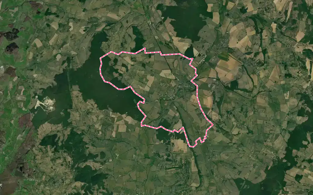 Vue satellite de Genouilly avec ses contours administratifs