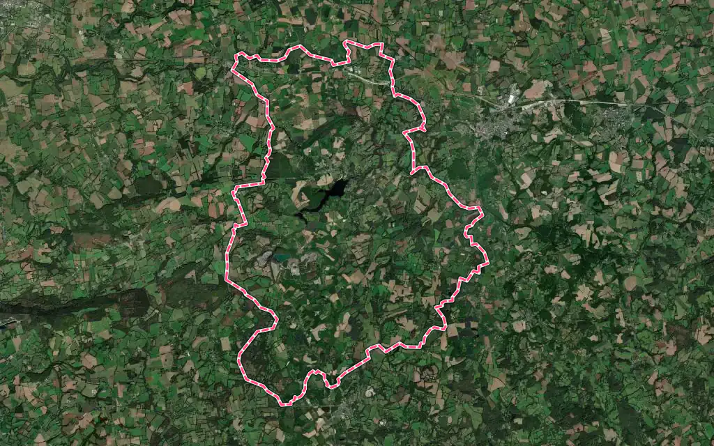 Vue satellite de Glomel avec ses contours administratifs