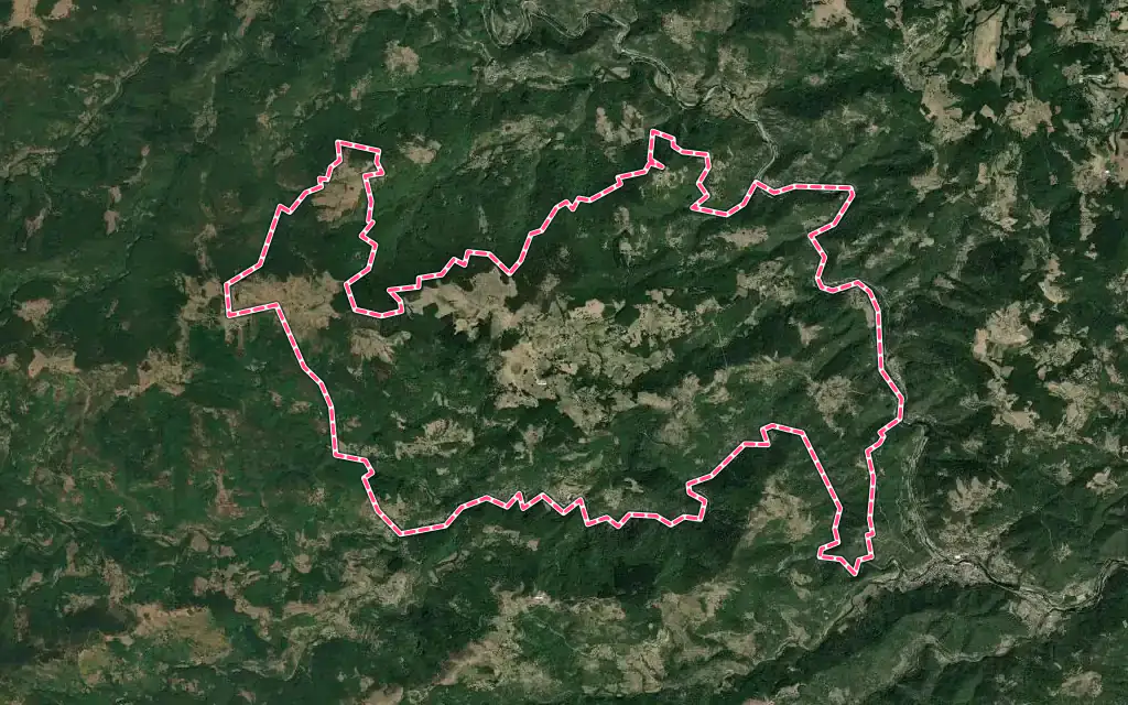 Vue satellite de Gluiras avec ses contours administratifs