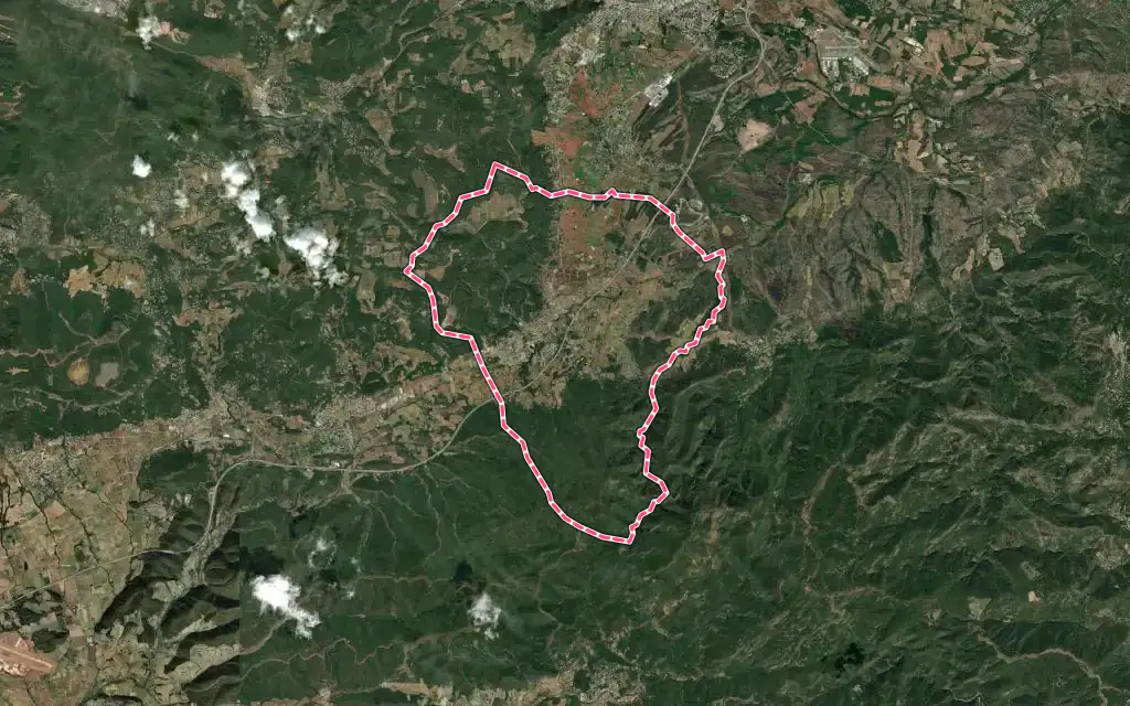 Vue satellite de Gonfaron avec ses contours administratifs