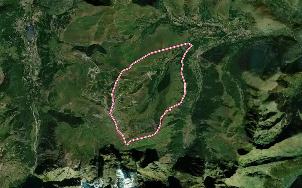 Vue satellite de Gouaux-de-Larboust avec ses contours administratifs