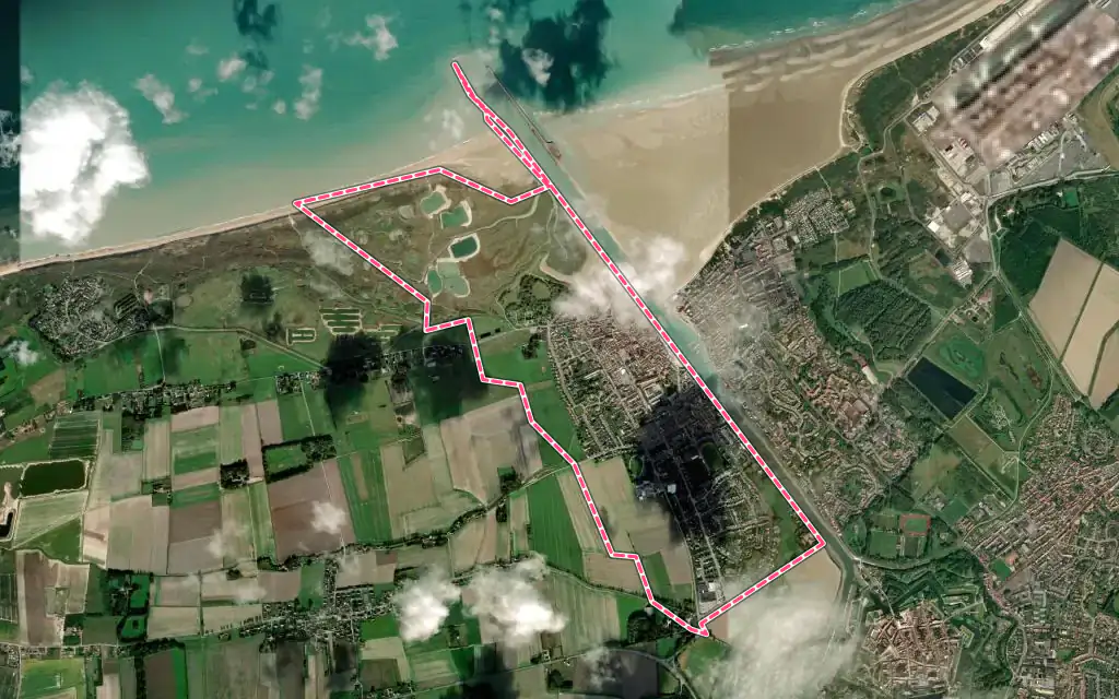 Vue satellite de Grand-Fort-Philippe avec ses contours administratifs