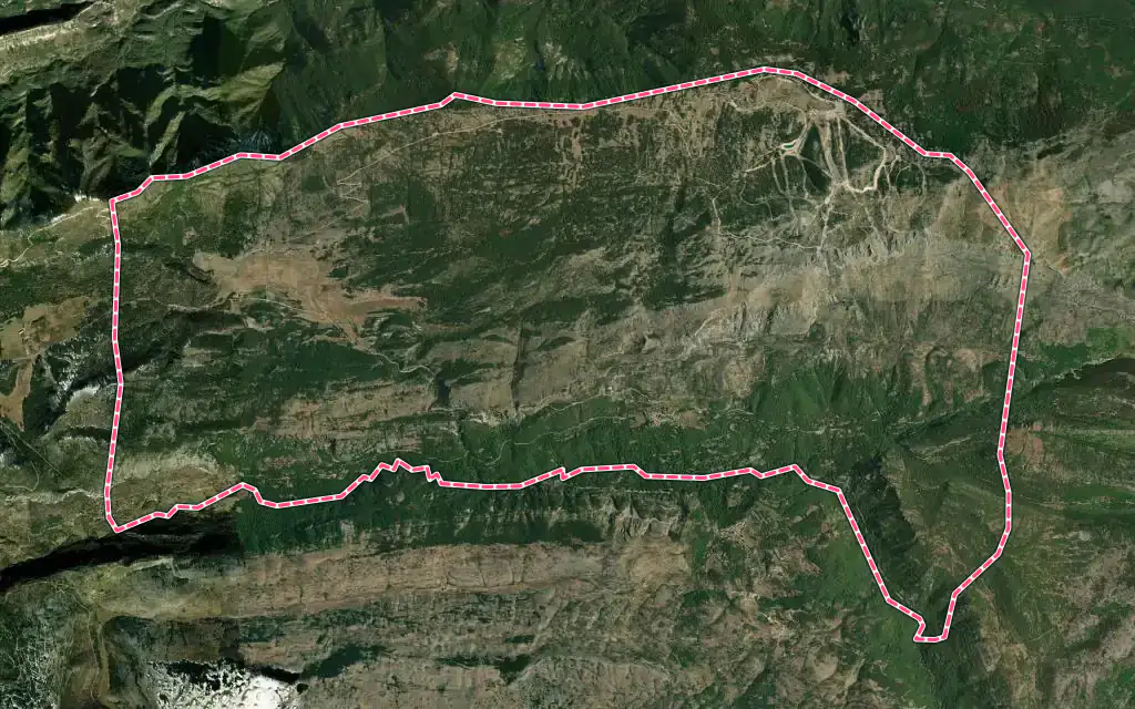 Vue satellite de Gréolières avec ses contours administratifs