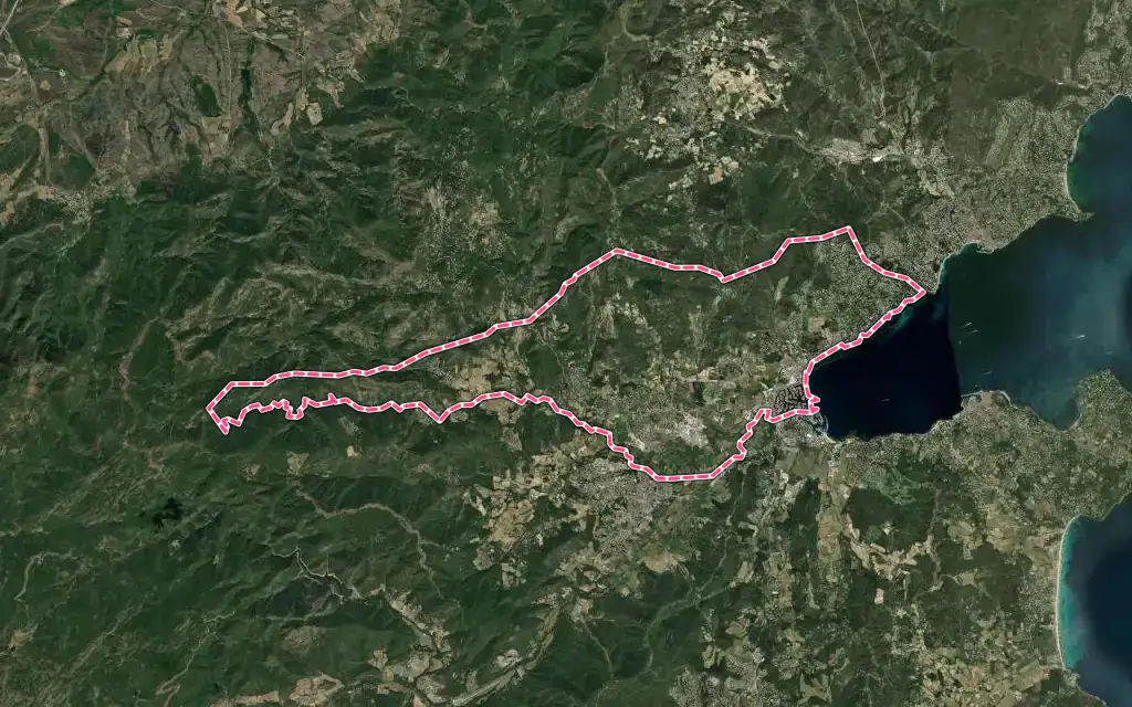 Vue satellite de Grimaud avec ses contours administratifs
