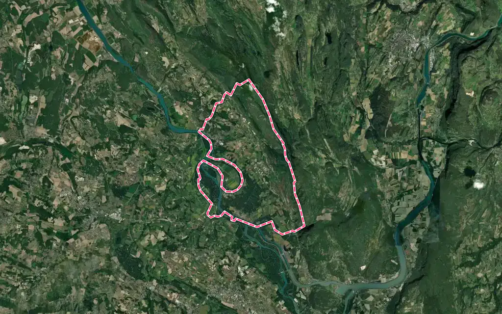 Vue satellite de Groslée-Saint-Benoit avec ses contours administratifs