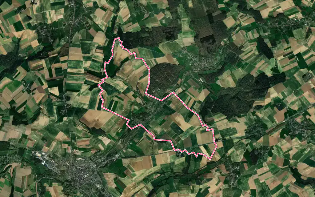 Vue satellite de Grouches-Luchuel avec ses contours administratifs