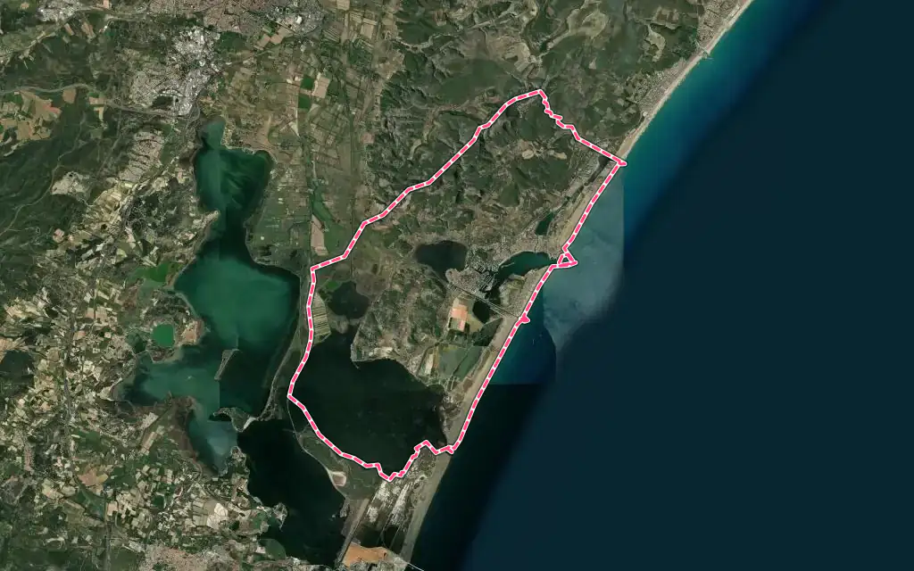 Vue satellite de Gruissan avec ses contours administratifs