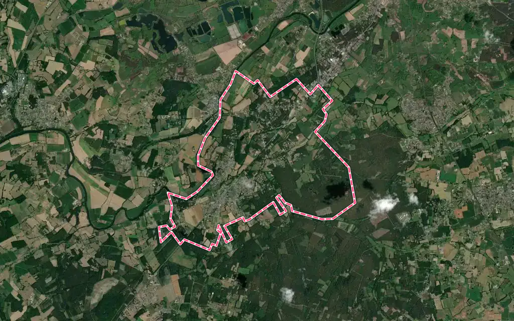 Vue satellite de Guécélard avec ses contours administratifs
