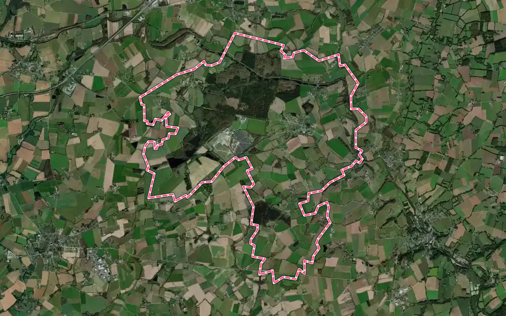 Vue satellite de Gueltas avec ses contours administratifs