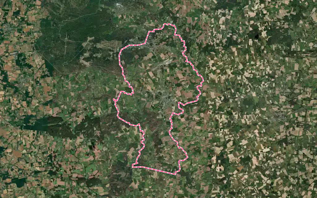 Vue satellite de Guer avec ses contours administratifs