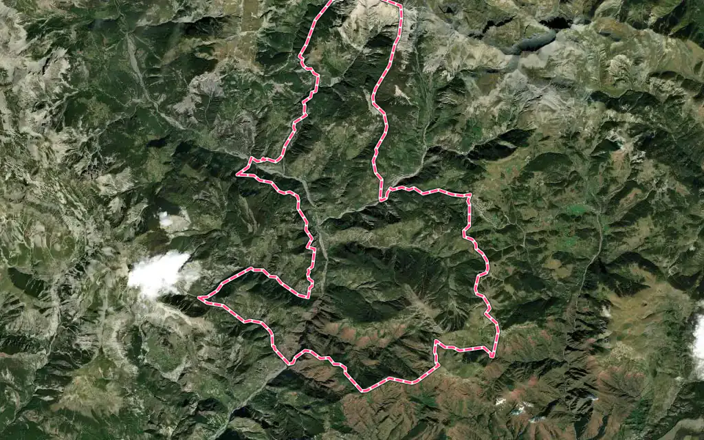 Vue satellite de Guillaumes avec ses contours administratifs