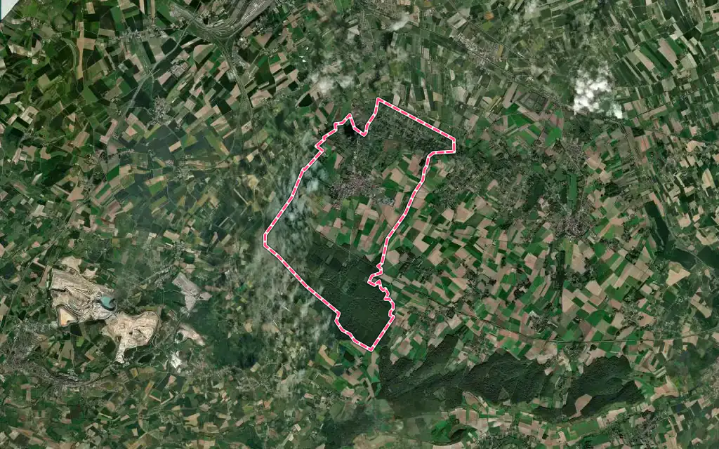 Vue satellite de Guînes avec ses contours administratifs