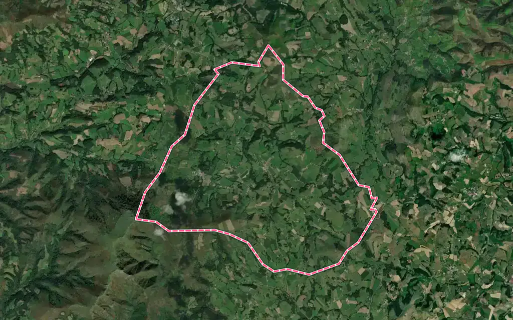 Vue satellite de Hélette avec ses contours administratifs