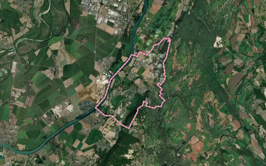 Vue satellite de Hières-sur-Amby avec ses contours administratifs
