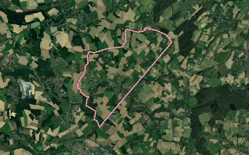 Vue satellite de Hon-Hergies avec ses contours administratifs