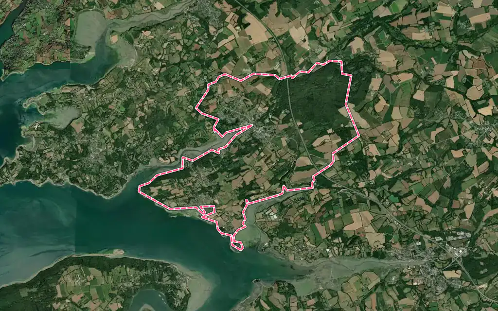 Vue satellite de Hôpital-Camfrout avec ses contours administratifs