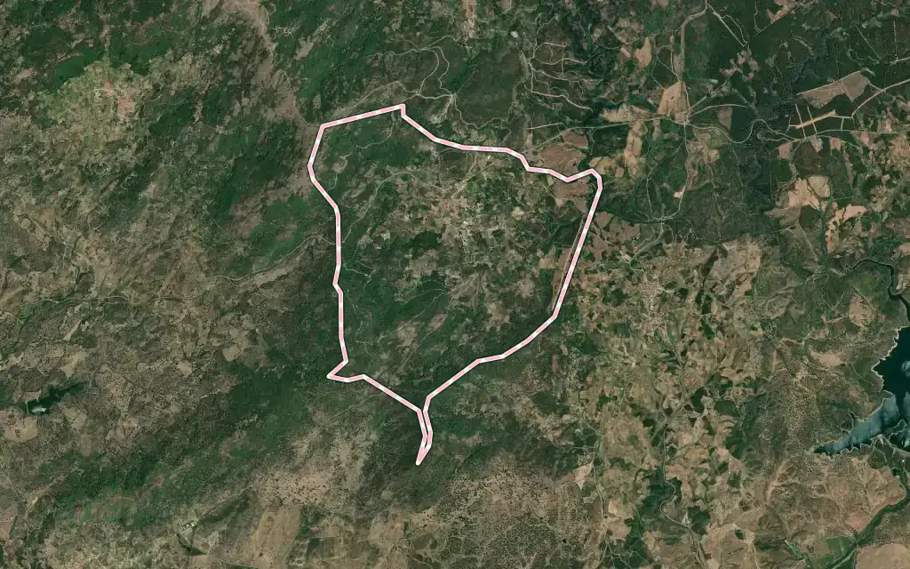 Vista satélite de Hoyos con su contorno administrativo
