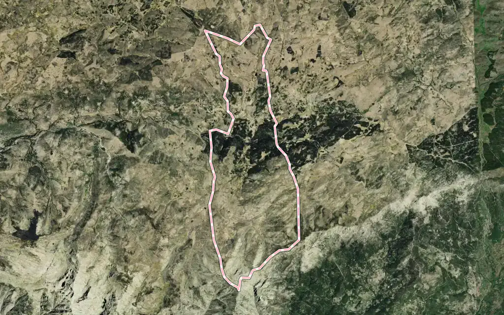Vista satélite de Hoyos del Espino con su contorno administrativo