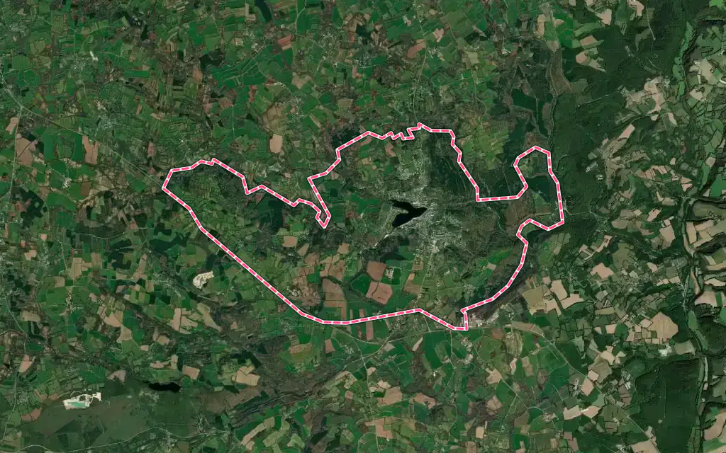 Vue satellite de Huelgoat avec ses contours administratifs