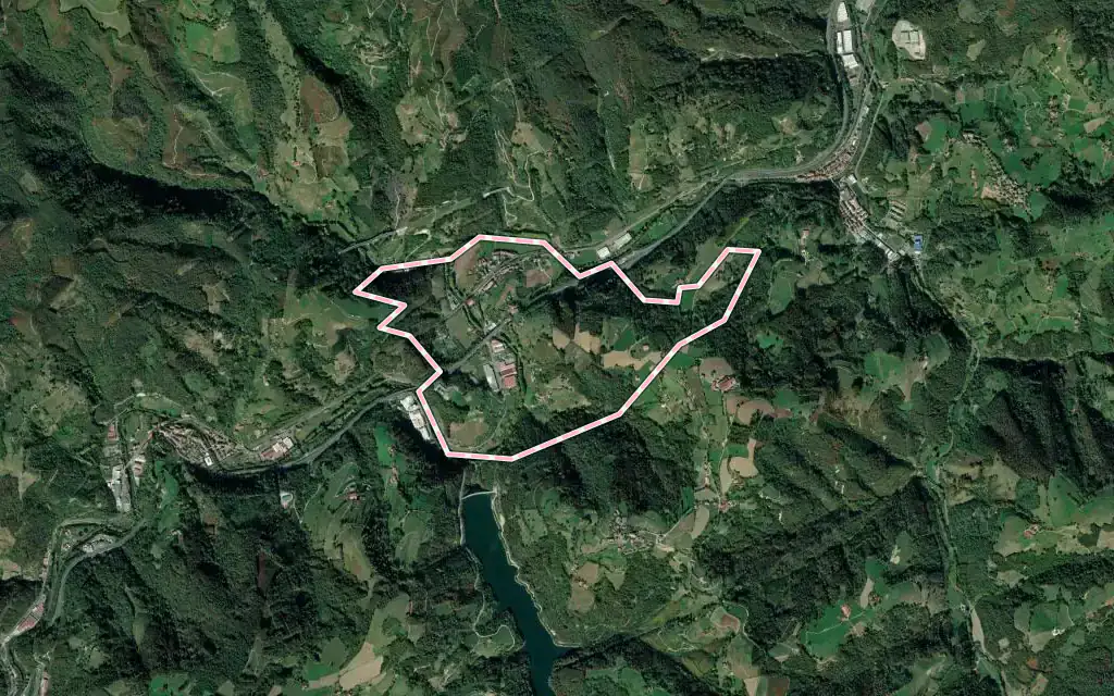 Vista satélite de Ikaztegieta con su contorno administrativo