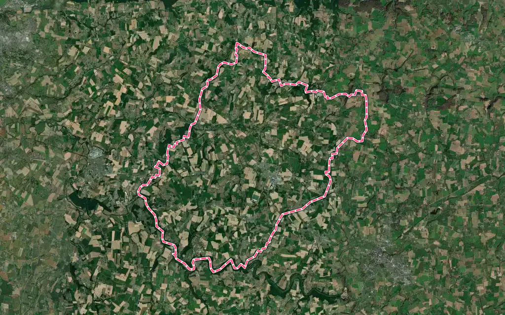 Vue satellite de Isigny-le-Buat avec ses contours administratifs