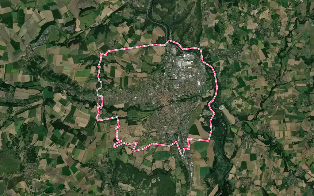 Vue satellite de Issoire avec ses contours administratifs