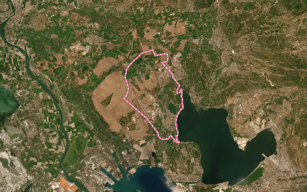 Vue satellite de Istres avec ses contours administratifs
