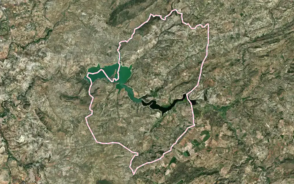 Vista satélite de Iznájar con su contorno administrativo