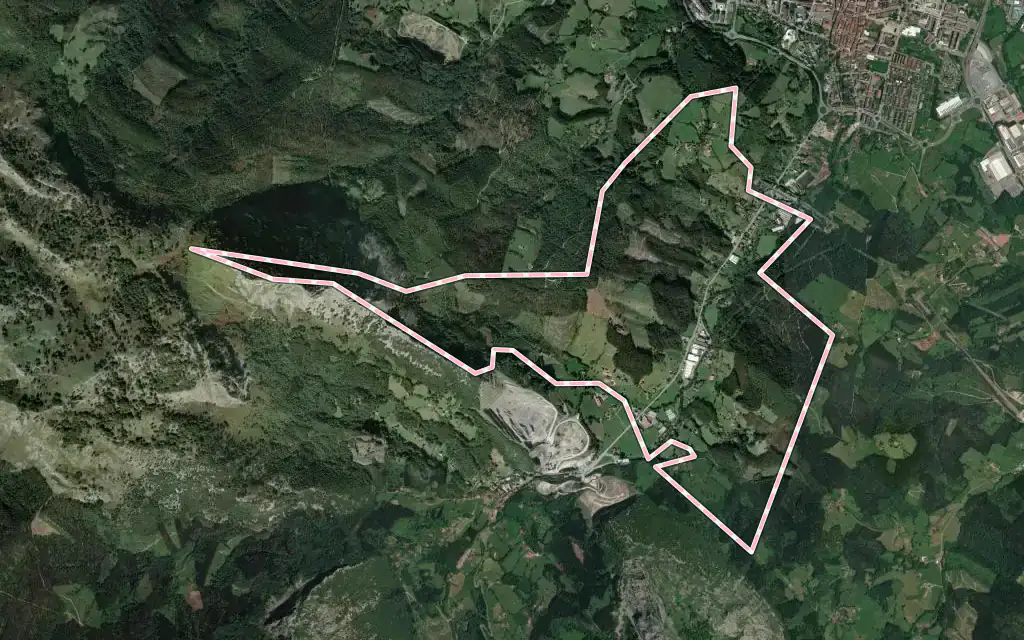 Vista satélite de Izurtza con su contorno administrativo