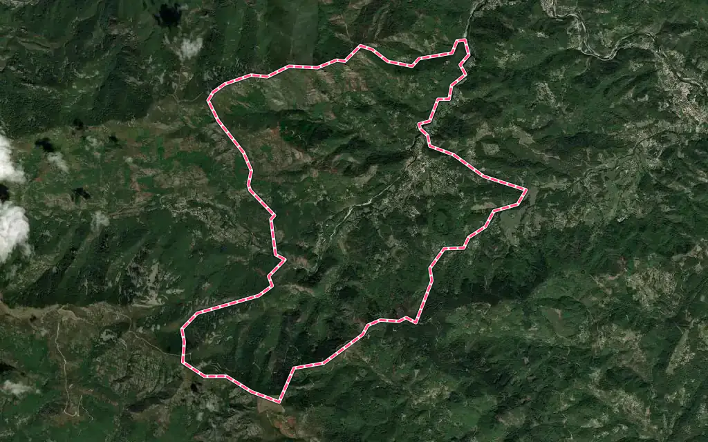 Vue satellite de Jaujac avec ses contours administratifs