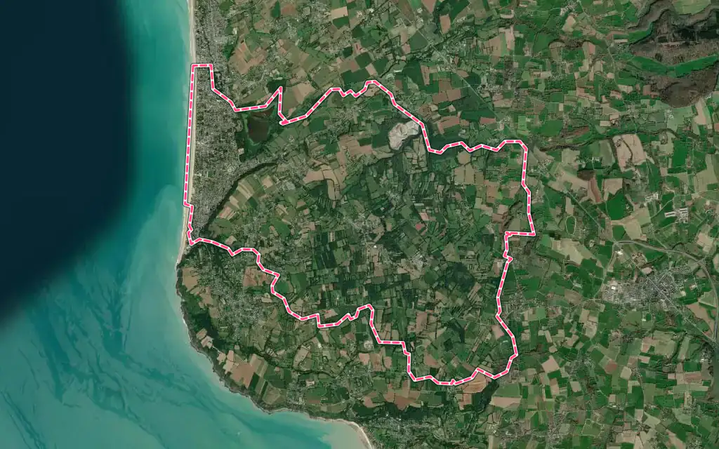 Vue satellite de Jullouville avec ses contours administratifs