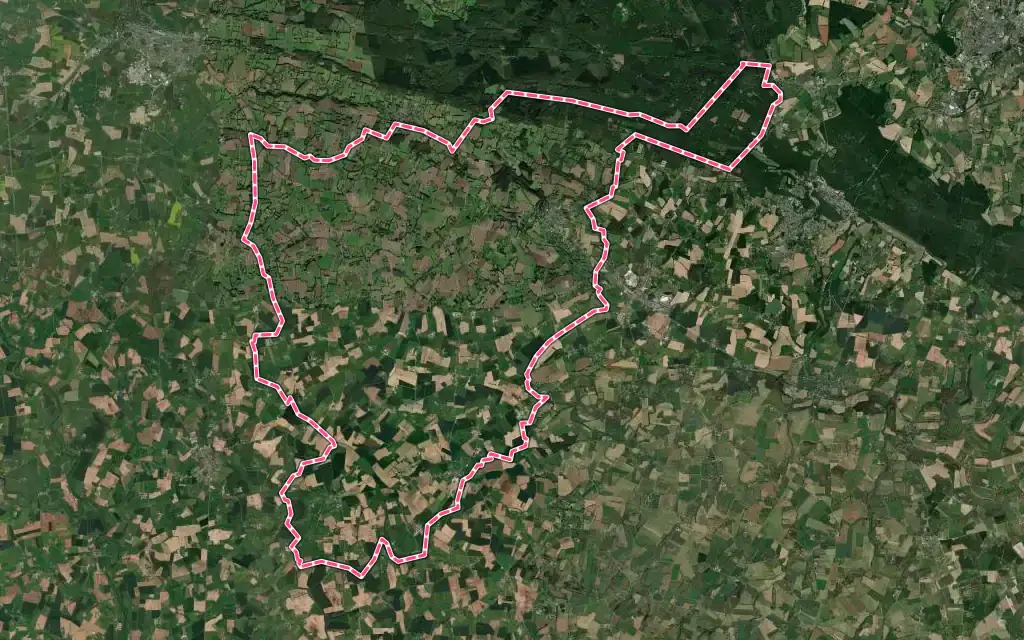Vue satellite de Juvigny Val d'Andaine avec ses contours administratifs