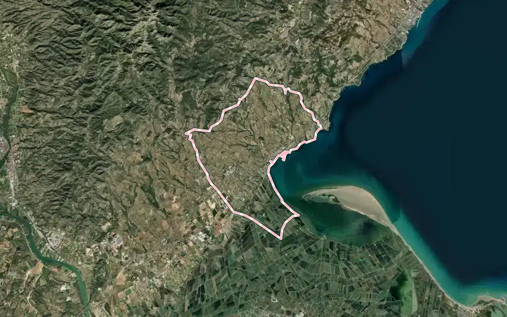 Vista satélite de L'Ampolla con su contorno administrativo