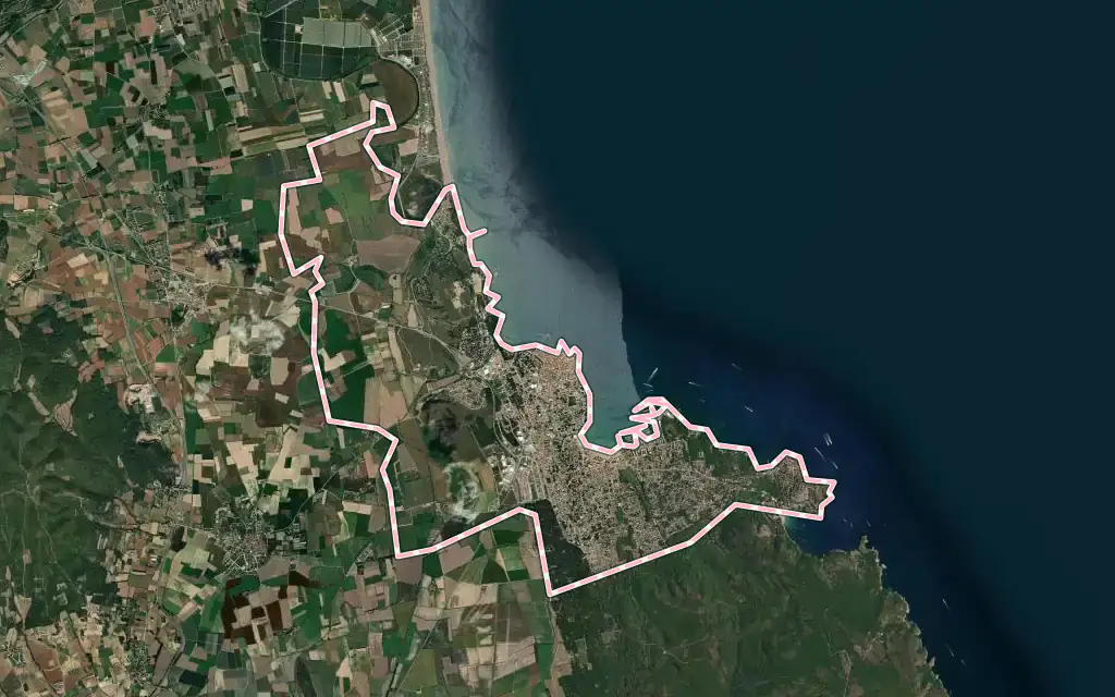 Vista satélite de l'Escala con su contorno administrativo