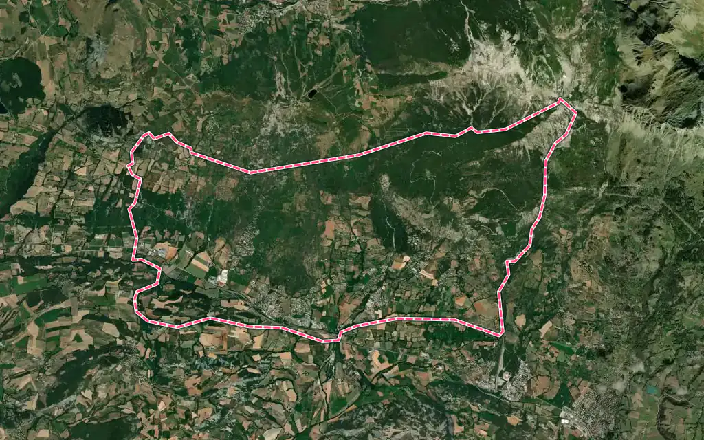 Vue satellite de La Bâtie-Neuve avec ses contours administratifs
