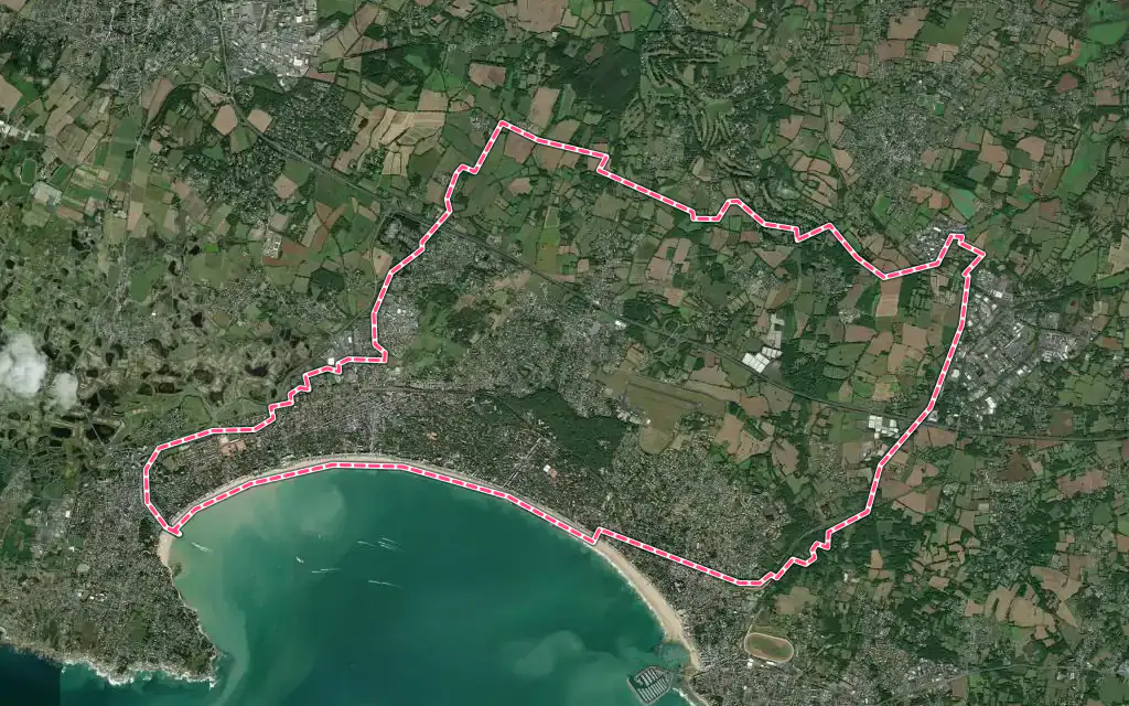 Vue satellite de La Baule-Escoublac avec ses contours administratifs