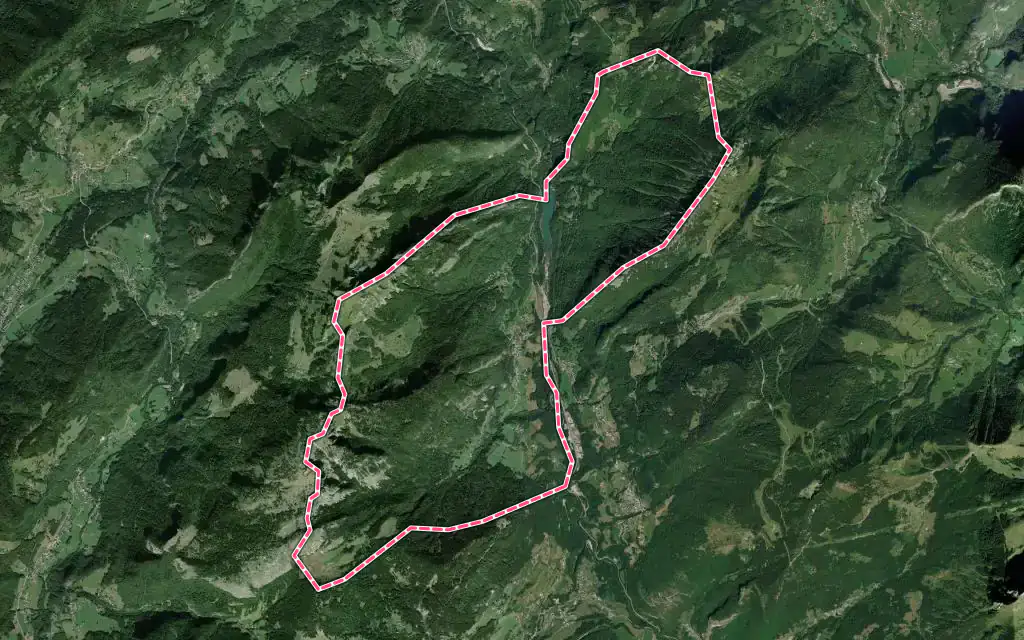 Vue satellite de La Baume avec ses contours administratifs