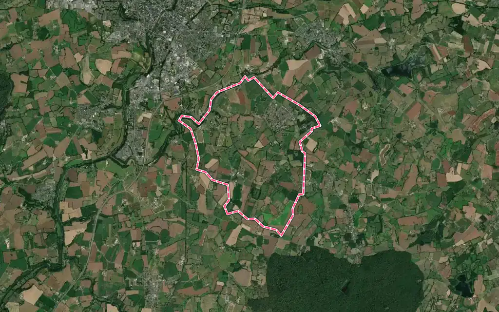 Vue satellite de La Bazoge-Montpinçon avec ses contours administratifs