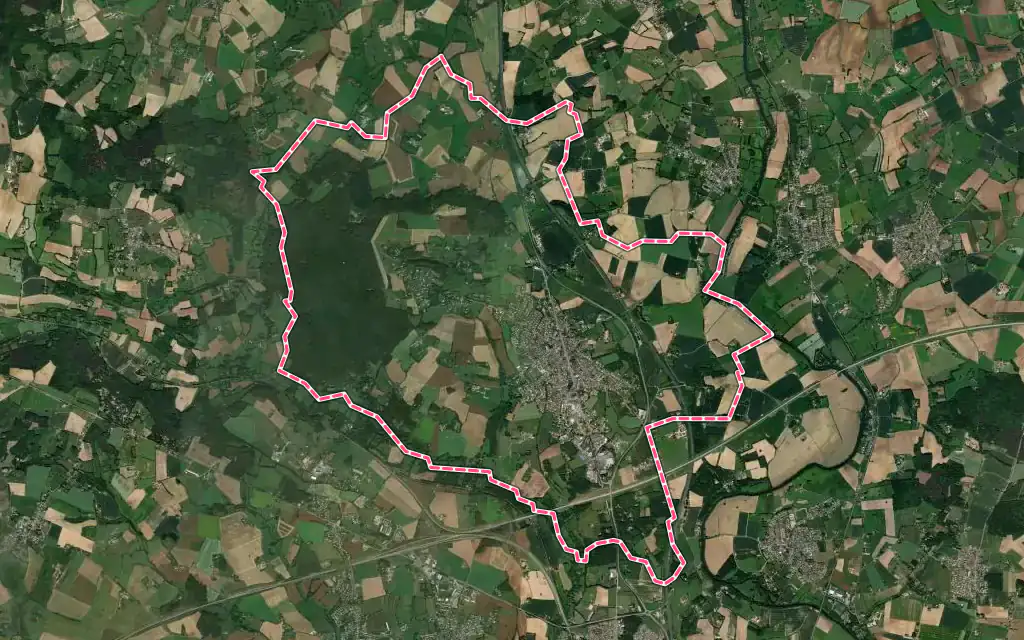 Vue satellite de La Bazoge avec ses contours administratifs