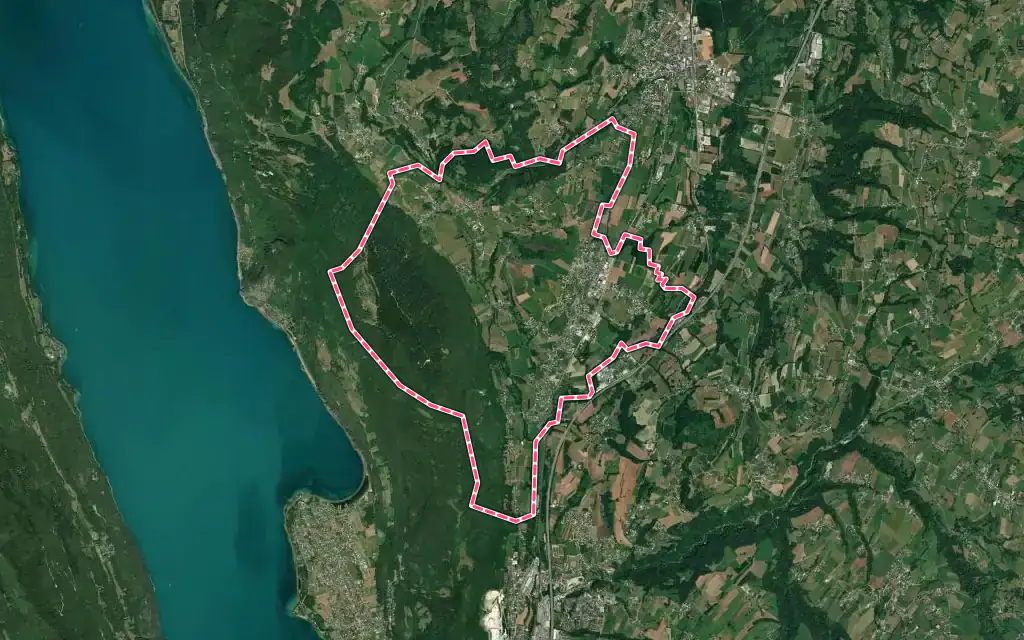 Vue satellite de La Biolle avec ses contours administratifs