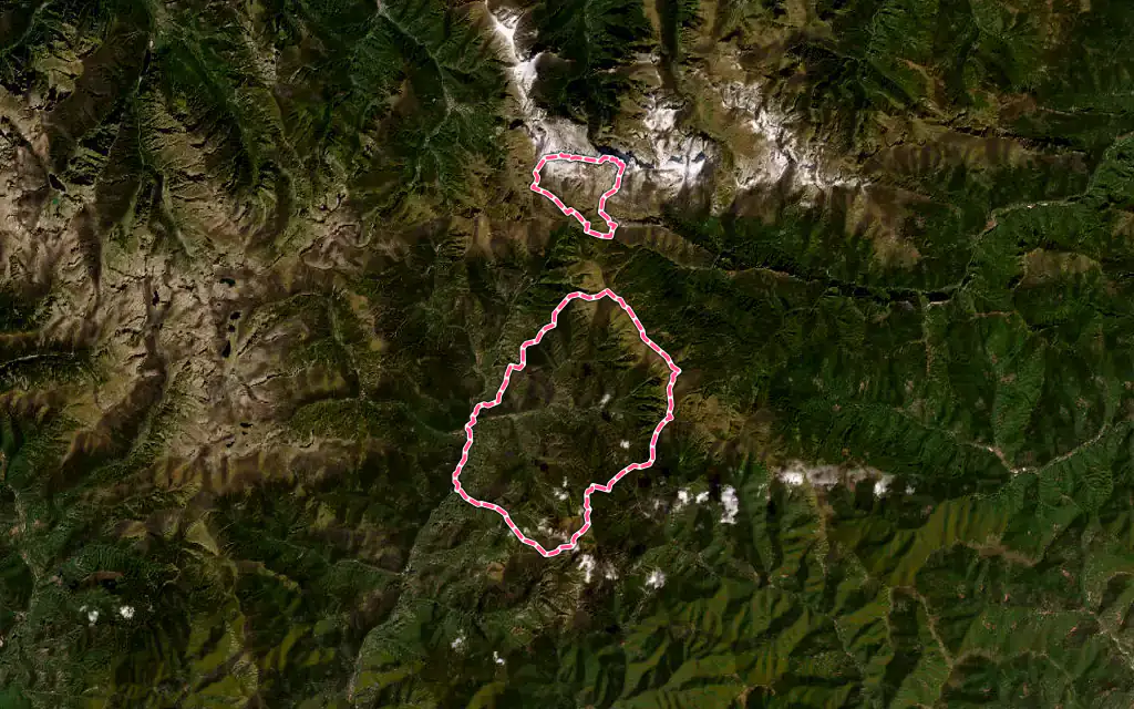Vue satellite de La Brigue avec ses contours administratifs