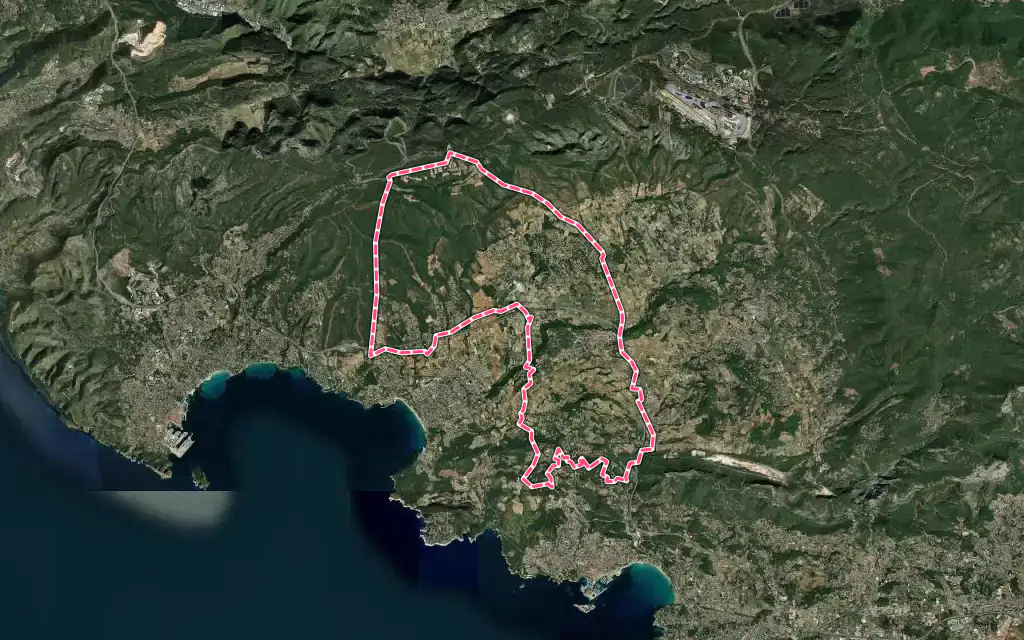 Vue satellite de La Cadière-d'Azur avec ses contours administratifs