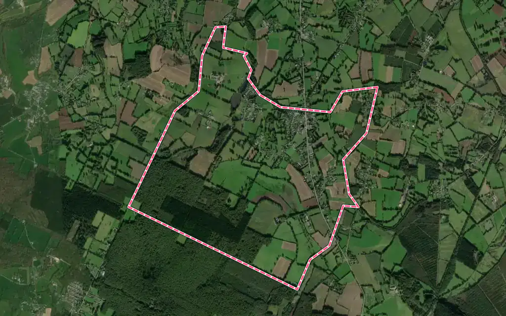 Vue satellite de La Chapelle-au-Moine avec ses contours administratifs