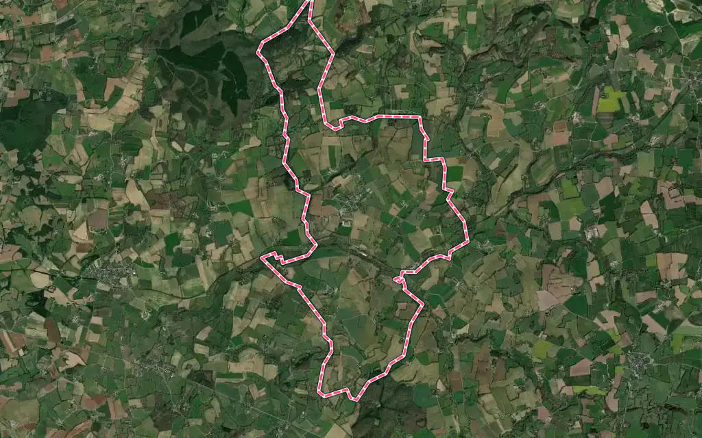 Vue satellite de La Chapelle-au-Riboul avec ses contours administratifs