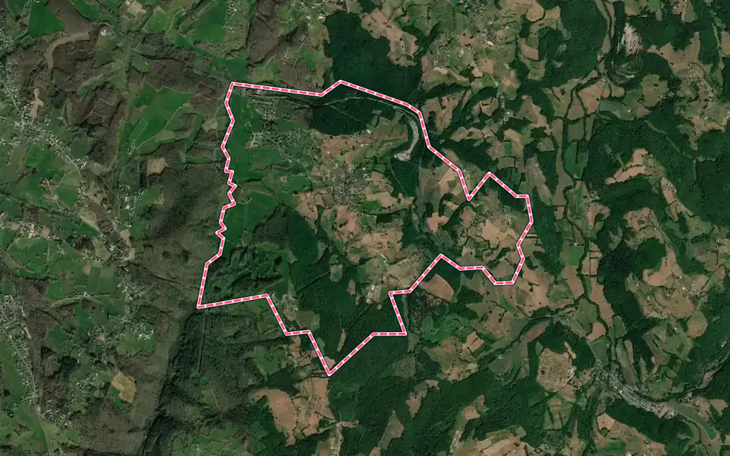 Vue satellite de La Chapelle-aux-Brocs avec ses contours administratifs