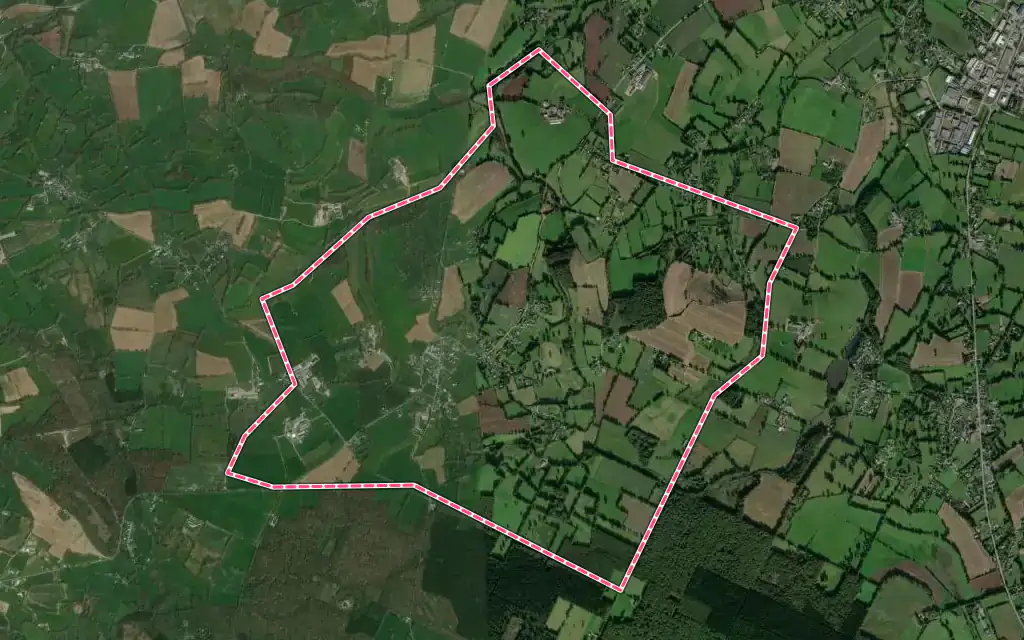 Vue satellite de La Chapelle-Biche avec ses contours administratifs