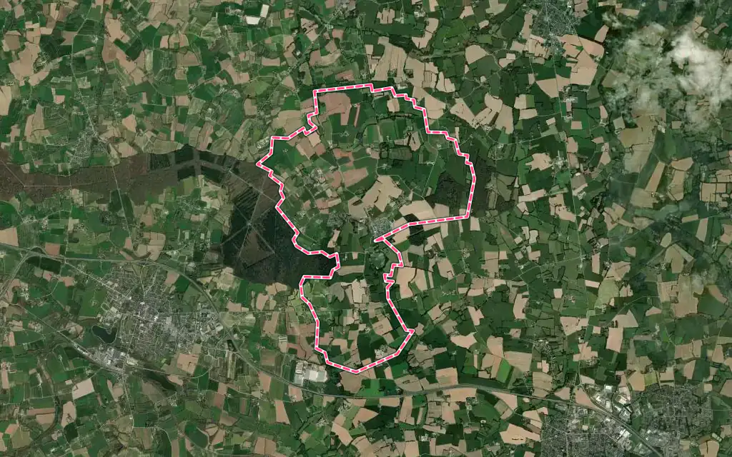 Vue satellite de La Chapelle du Lou du Lac avec ses contours administratifs