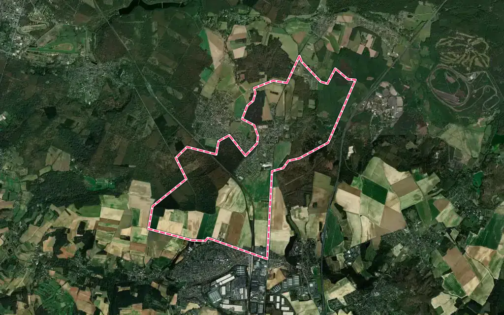 Vue satellite de La Chapelle-en-Serval avec ses contours administratifs