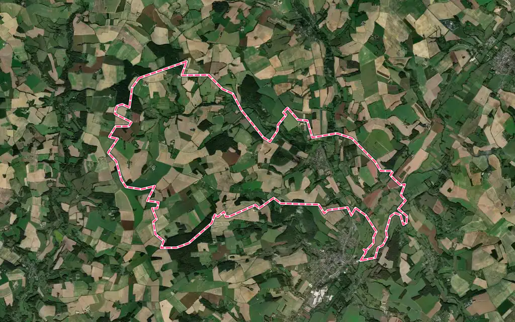 Vue satellite de La Chapelle-Huon avec ses contours administratifs